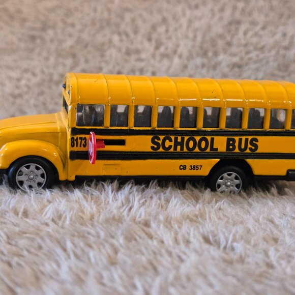 Die-cast Yellow School Bus Toy, 11.5 cm - Picture 4 of 7